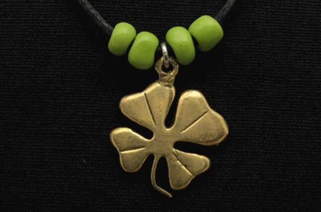 O trevo de quatro folhas é um amuleto da sorte popular. 